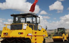 滑移式裝載機(jī)在徐豐公路施工